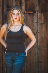 Junge blonde Frau / Holzhintergrund