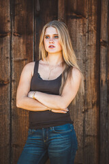 Fototapeta premium Junge blonde Frau / Holzhintergrund