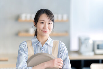 カフェ　スタッフ　女性