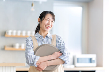 カフェ　スタッフ　女性