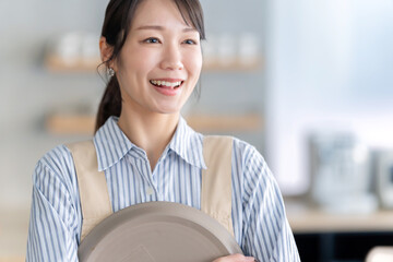 カフェ　スタッフ　女性