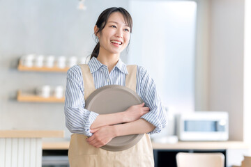 カフェ　スタッフ　女性