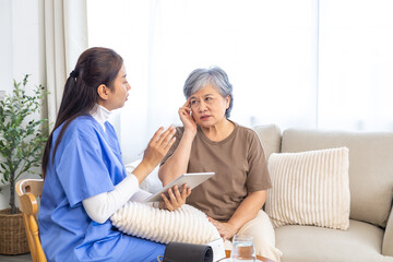 Obraz premium Caregiver nurse consulting senior patient at home, offering healthcare advice to elderly woman, explaining diagnosis using digital tablet, providing professional communication, medical care recovery