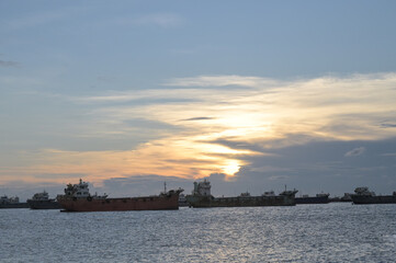 Obraz premium Sunset over the river