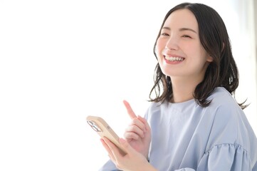 スマホを見て悩む日本人女性