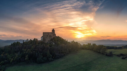 Obraz premium Stara Lubovna Castle at sunset in autumn