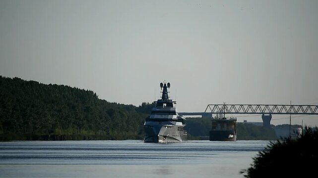 Superyacht NORN f&auml;hrt im Nord-Ostsee-Kanal 