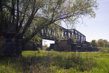 Stary żelazny most kolejowy przez rzekę © qrrr