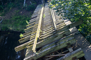 Widoczny fragment torów kolejowych na wysadzonym starym moście © qrrr
