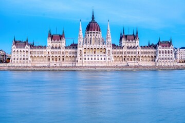 Naklejka premium Hungarian Parliament Building during sunset