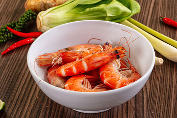Tasty steamed prawns in the bowl