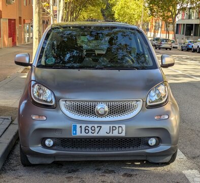 Vista frontal de un autom&oacute;vil Smart Fortwo aparcado en una calle de Madrid, Espa&ntilde;a, 25 de octubre de 2025