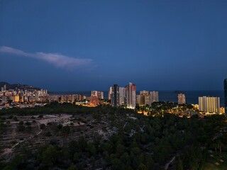 Obraz premium The breathtaking view of a stunning nightscape over a vibrant urban city located by the sea