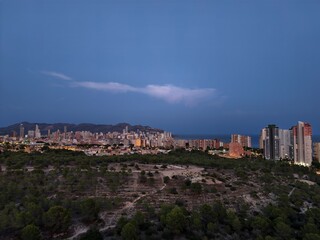 Obraz premium Stunning Twilight Cityscape Beautifully Overlooking a Serene Coastal Landscape at Dusk