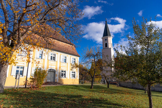 Kirche und Pfarrhaus von Eglfing