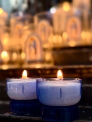 gros plan sur des bougies votive dans une cathedrale