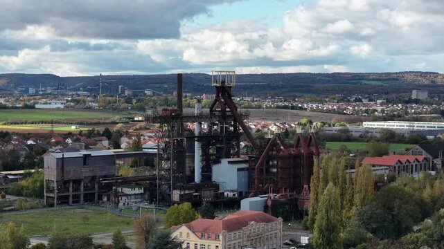 Gros plan sur le haut fourneau U4, un vestige de la sid&eacute;rurgie Lorraine, &agrave; Uckange au bord de la Moselle canalis&eacute;e . La structure en fer rouill&eacute; est entour&eacute;e d'un parc ouvert au public . 