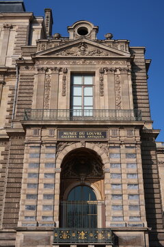Palais / mus&eacute;e du Louvre, c&eacute;l&egrave;bre monument historique fran&ccedil;ais &agrave; Paris, fa&ccedil;ade du b&acirc;timent des "Galeries des Antiques" avec le balcon et la fen&ecirc;tre de la galerie d&rsquo;Apollon &ndash; mars 2022 (France)