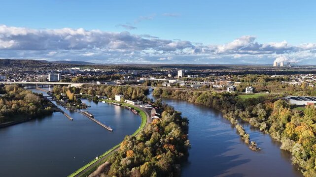 Vue a&eacute;rienne au dessus de la Moselle et de la partie canalis&eacute;e. Au fond, Thionville et Yutz. Survol en fin de journ&eacute;e en automne au mois d'octobre