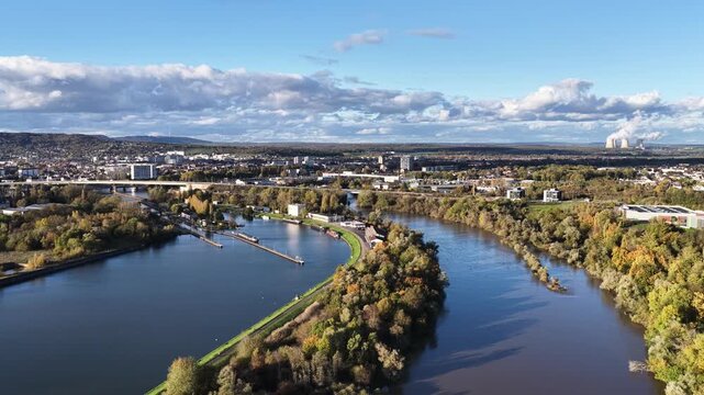Vue a&eacute;rienne au dessus de la Moselle et de la partie canalis&eacute;e. Au fond, Thionville et Yutz. Survol en fin de journ&eacute;e en automne au mois d'octobre