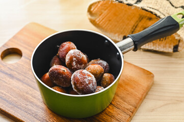 鍋に入れた凍った栗