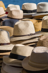 cumuli di cappelli estivi stile panama