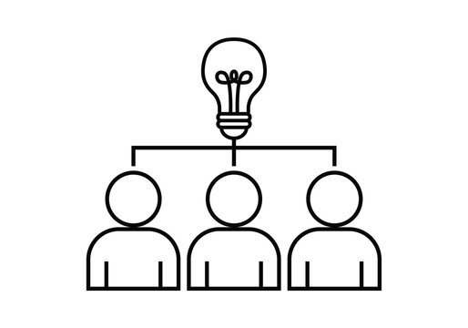 Icono negro de equipo de personas unidas a una bombilla de creatividad