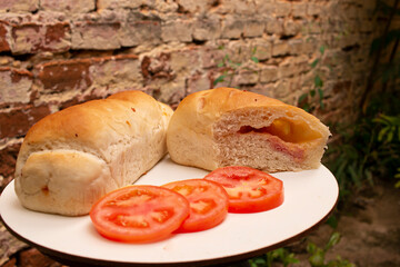 pan casero relleno y tomates