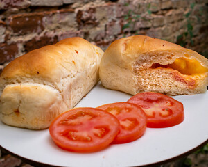 pan casero relleno y tomates