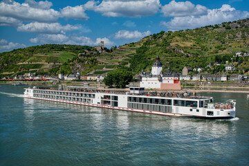 panorama-mit-fahrgastschiff-der-binnenschifffahrt-auf-dem-rhein-bei-kaub