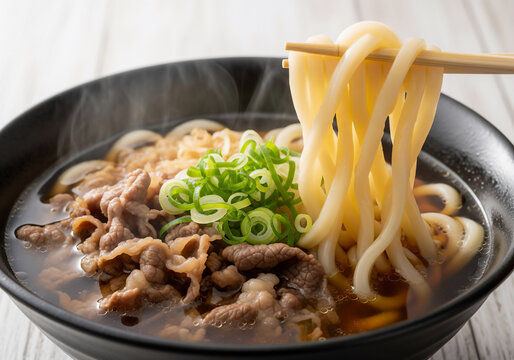 湯気立つ熱々！牛肉たっぷり、心温まる絶品肉うどん