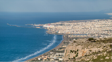 Naklejka premium Panoramic view of Heraklion city and port coastline from mountain viewpoint