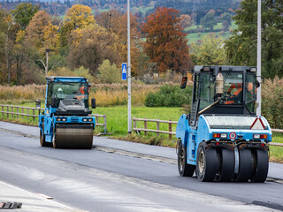 Strassenbau mit schweren Maschinen