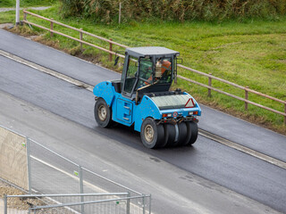 Strassenbau mit schweren Maschinen