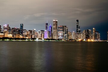 Fototapeta premium Chicago, IL, USA - October 25, 2025 - The Skyline of Downtown Chicago and Lake Michigan on a autumn evening 