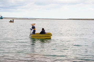 たらい舟に乗って観光をする様子