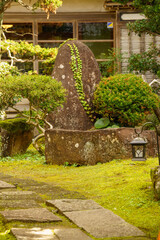 古い民家の整備された中庭