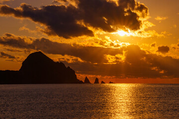 水平線に沈む夕日が海面に輝く
