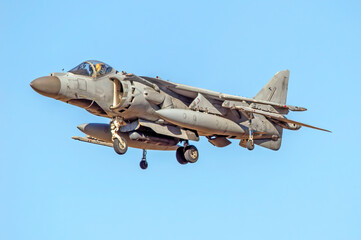 Avión de combate pintado de gris aterrizando