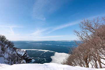 知床ウトロフレぺの滝沖に流氷到来