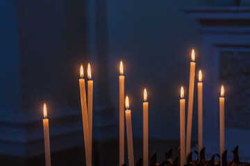 Opferkerzen in einer Kirche