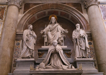 Fototapeta premium Monument to Pope Pius VIII St. Peter's Basilica in Vatican City