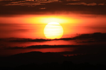 In the morning the sun is rising.