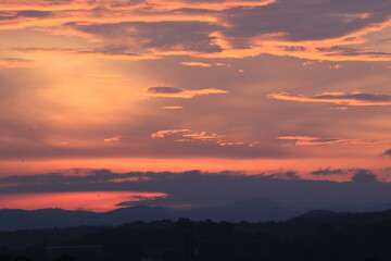 Obraz premium In the morning the sun is rising.