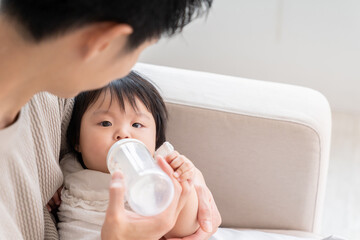 お父さんと赤ちゃん　ミルク