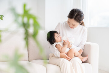 母さんと赤ちゃん　ミルク