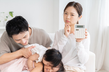 親娘　4人家族　電卓　困る