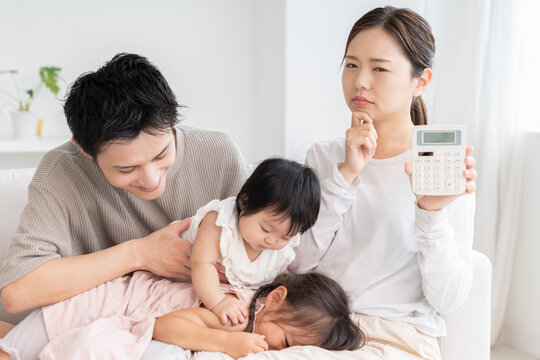 親娘　4人家族　電卓　困る - Powered by Adobe