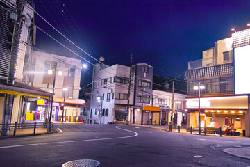 Fototapeta premium 熱海市中央町の夕暮れ時、市役所下のＳ字カーブの交差点の景観 