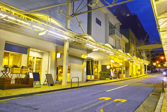 熱海市銀座町の夕暮れ時、熱海銀座商店街の真ん中から山側の景観
